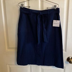 Liz Claiborne button up the front skirt new with tag. Size 8